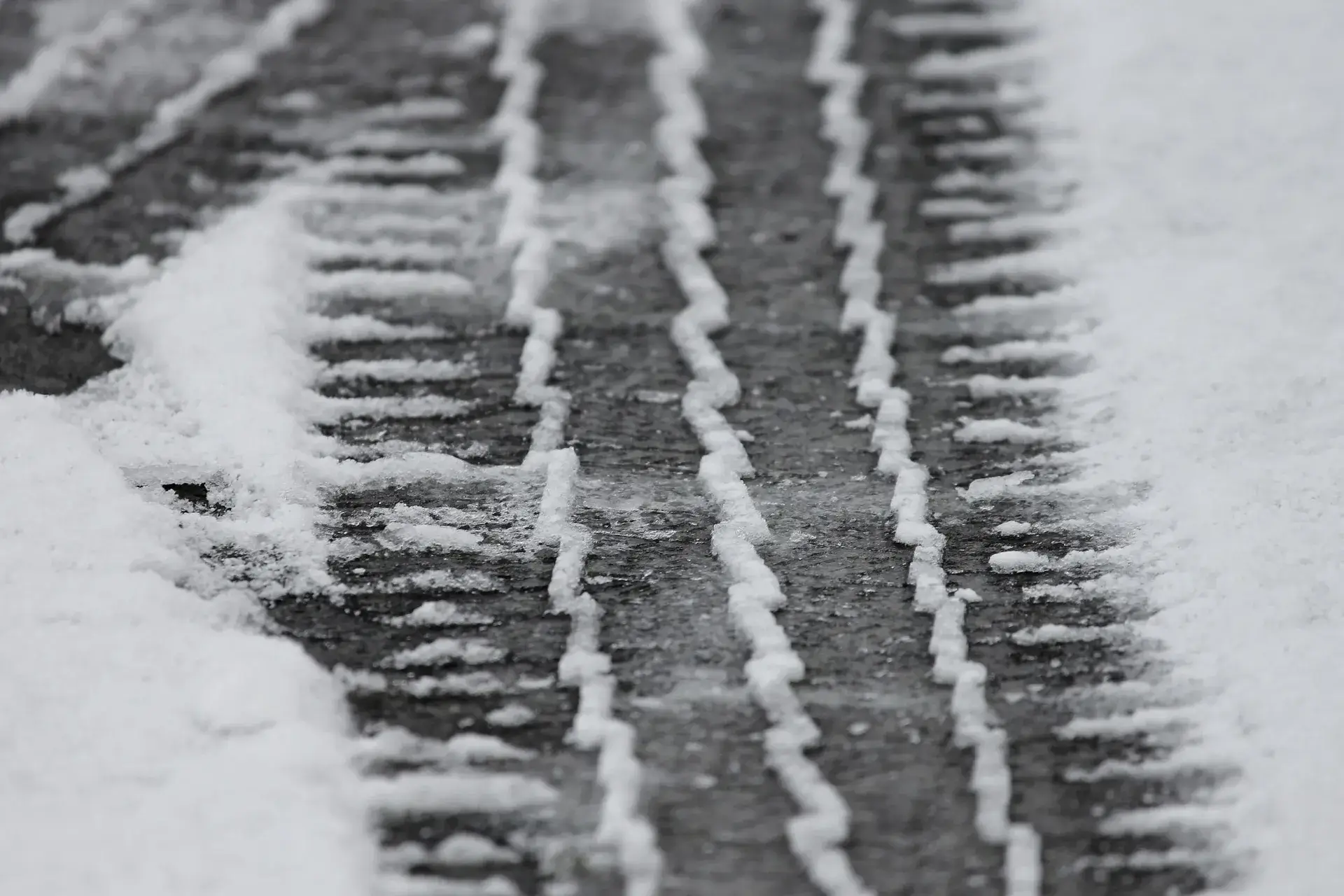 tire-tracks-3148803_1920_result ice melt
